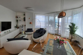 Unrivaled look over the city, 27th. floor, access 24/7